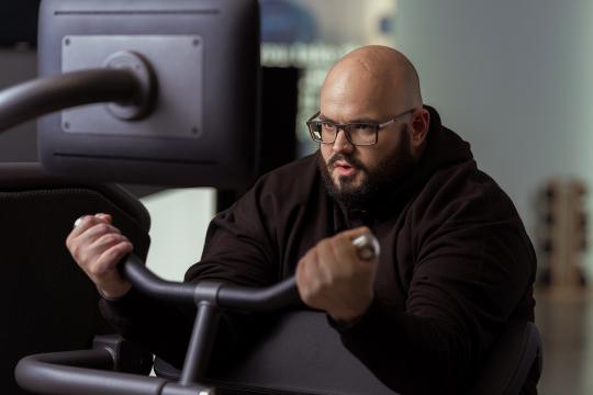 Large man on Smart Strength machine